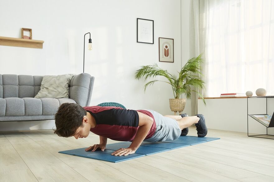 Stand on the plank to train the muscles of the press and back